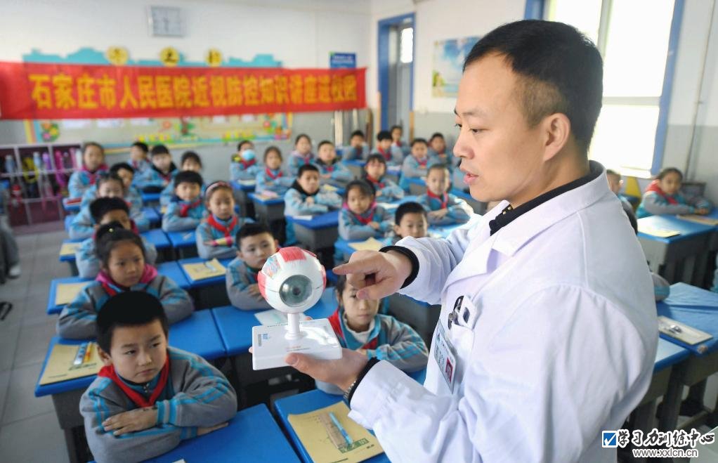 　　2020年12月4日，在石家庄市槐安西路小学，医务人员给学生们讲解眼睛的构造。新华社记者 王晓 摄